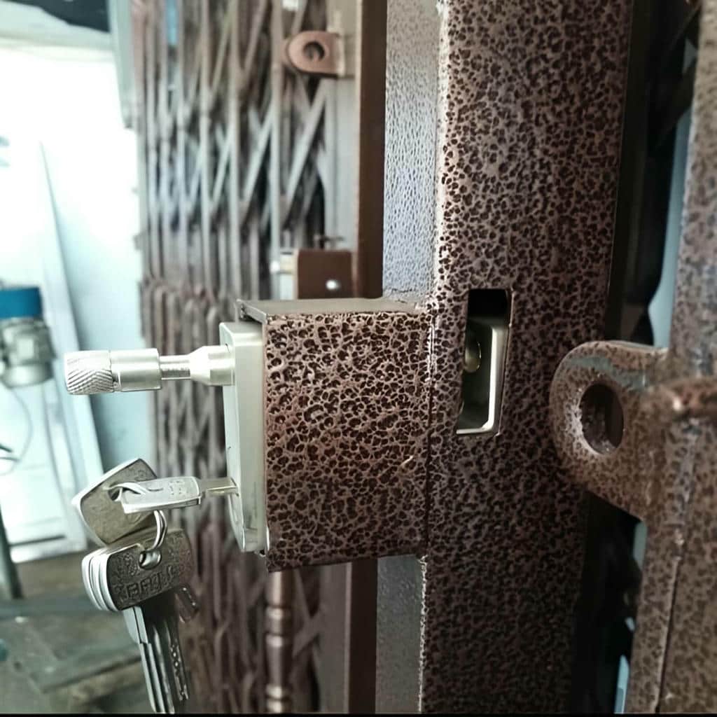 نصب درب حفاظ آکاردئونی هماهنگ با نما در کیش