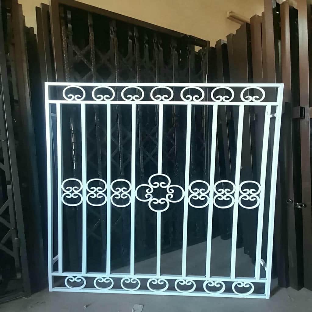 نصب حفاظ پنجره ویلایی در اندیشه