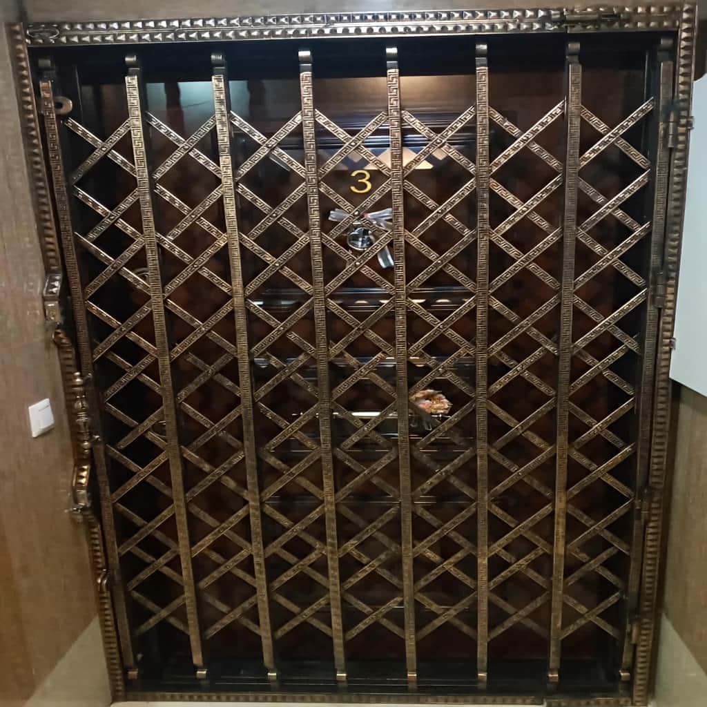 محافظ آهنی درب آپارتمان با جوشکاری اصولی اتصالات