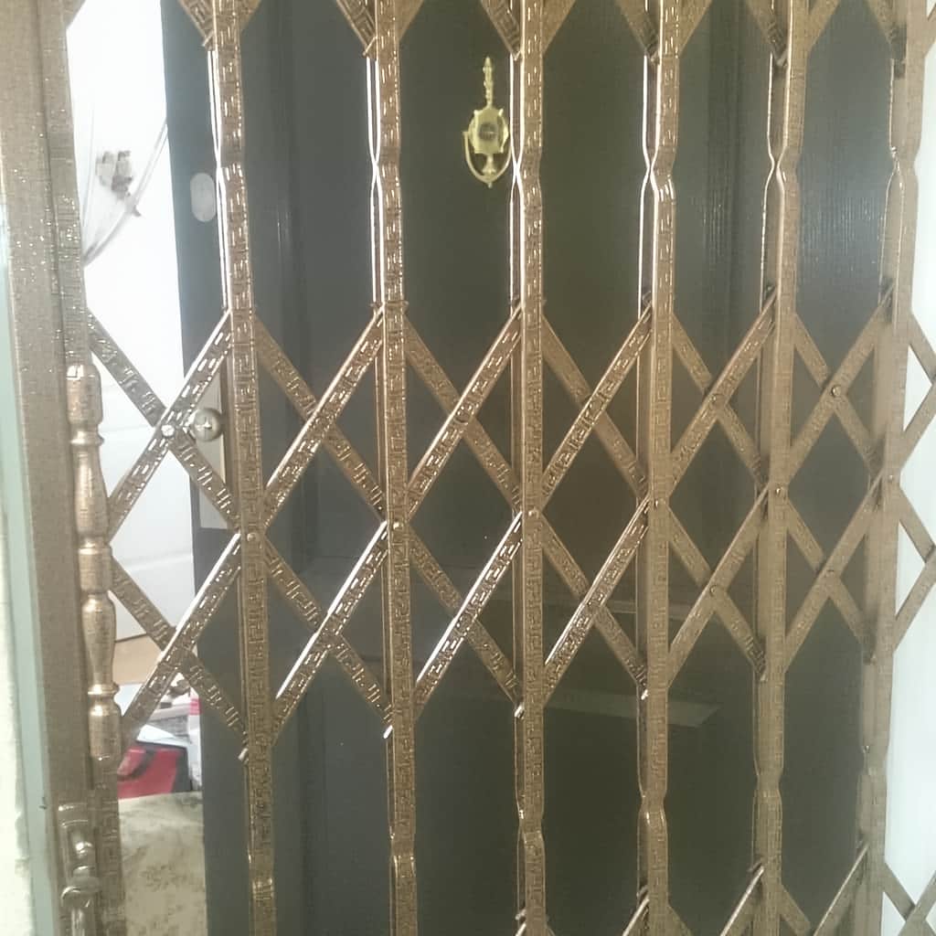 حفاظ خانه با درب آکاردئونی ورودی