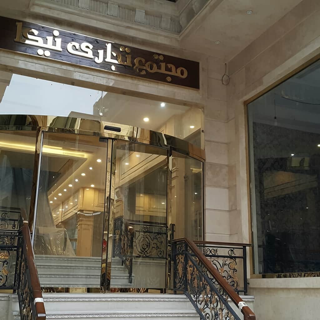 درب اتوماتیک شیشه ای با اپراتور نصب شده