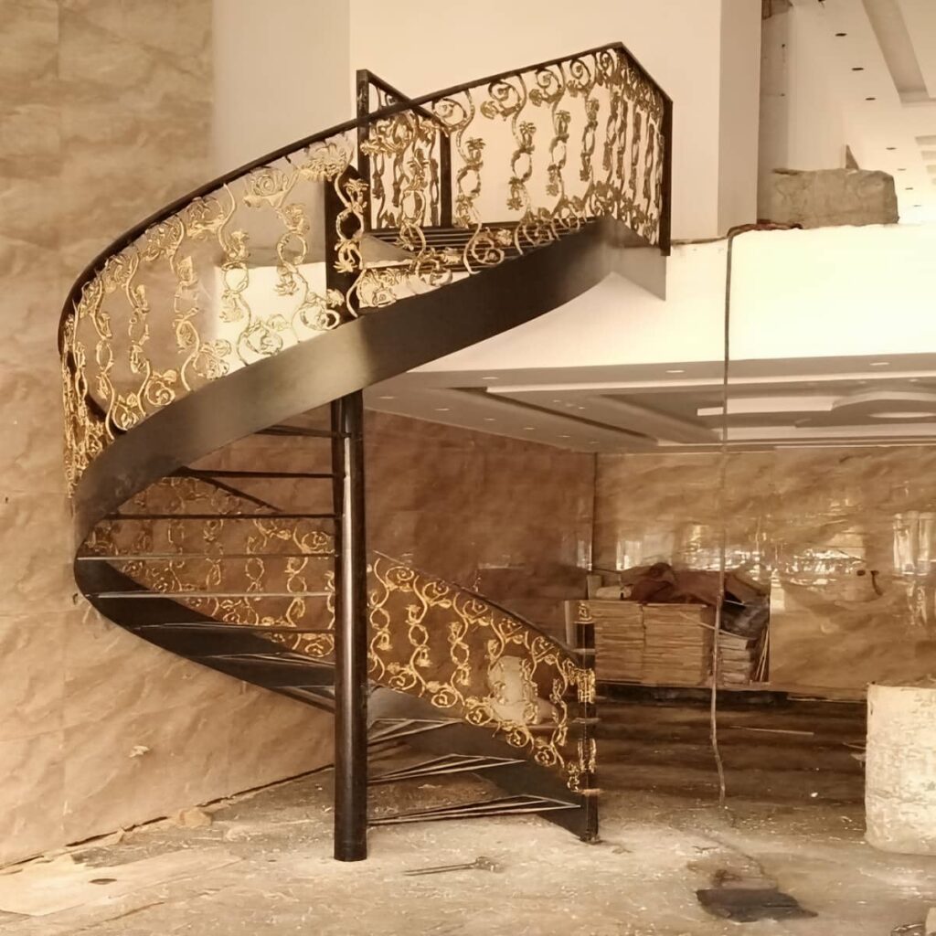 ساخت پله دوبلکس آهنی با ترکیب شیشه