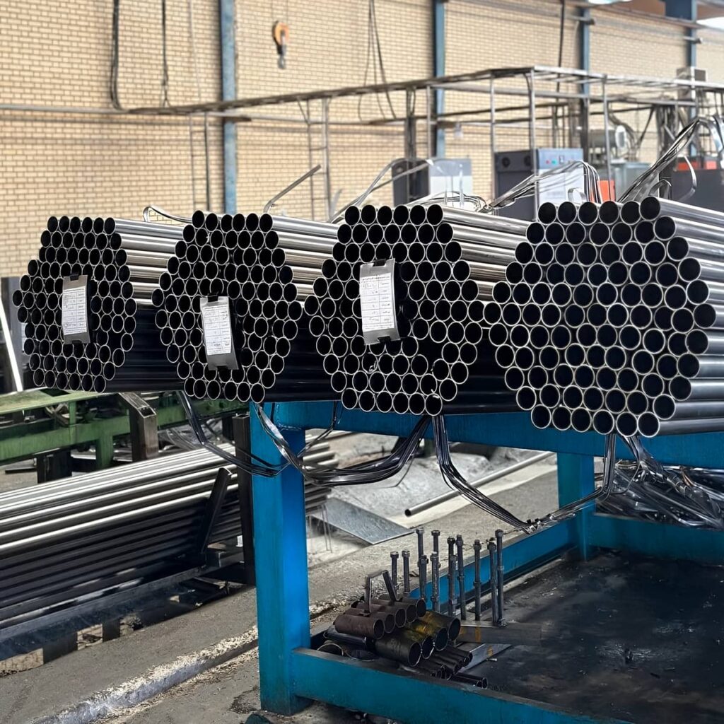 نصب داربست فلزی برای نمای مدرن ساختمان