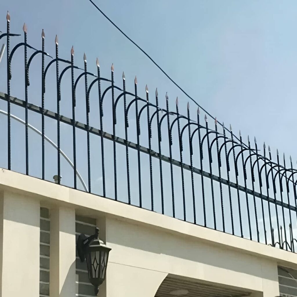 حفاظ سرنیزه ای فلزی با بدنه مقاوم دیوار