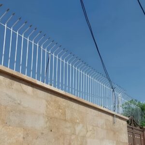 حفاظ روی دیوار با نصب تراز تاج دیوار