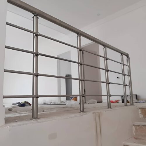 نرده استیل بالکن با دستگیره براق و پایه محکم