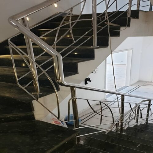 نرده استیل شیشه‌ای با پنل شفاف و هندریل براق