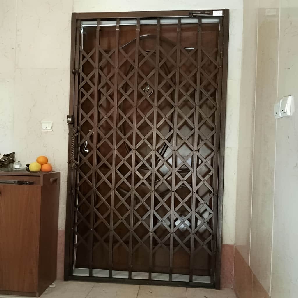 حفاظ پشت درب آپارتمان ریلی با تسمه آهنی تقویت‌شده