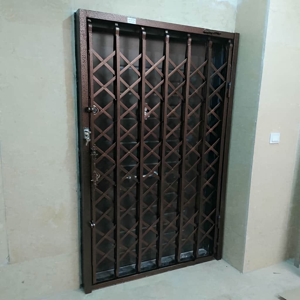 درب آکاردئونی مشکی طلایی با تسمه آهنی مقاوم