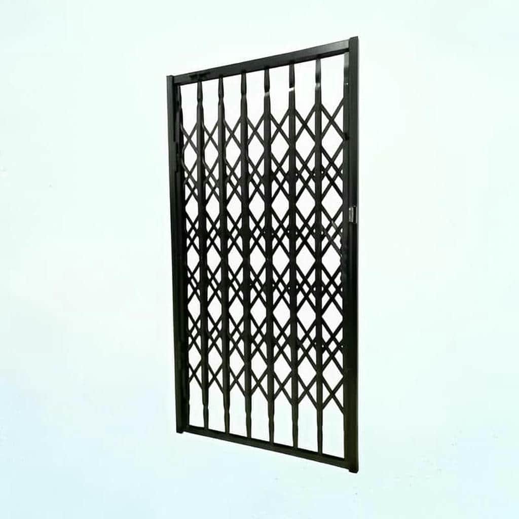 درب آکاردئونی سفید طلایی با پروفیل و قاب تقویت‌شده