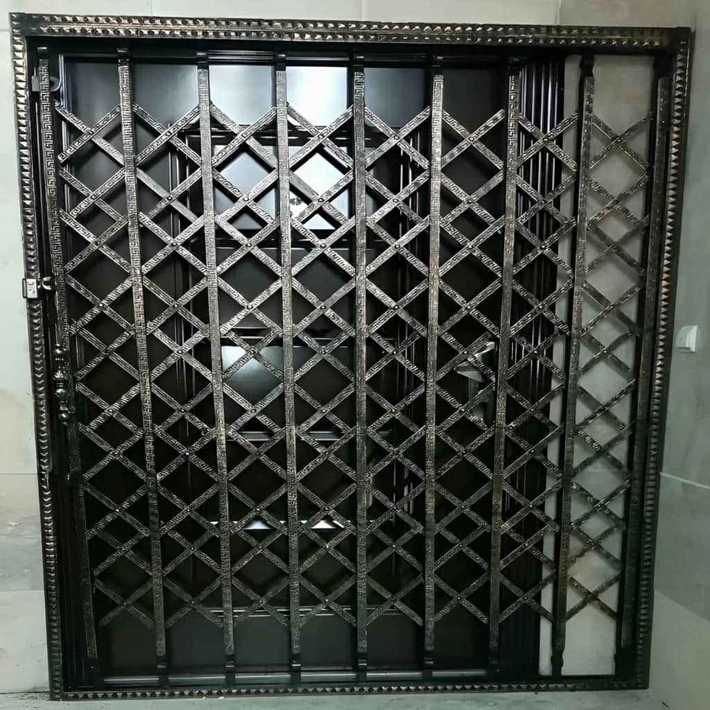 نصب درب آکاردئونی طرح دار لوزی پشت درب اصلی