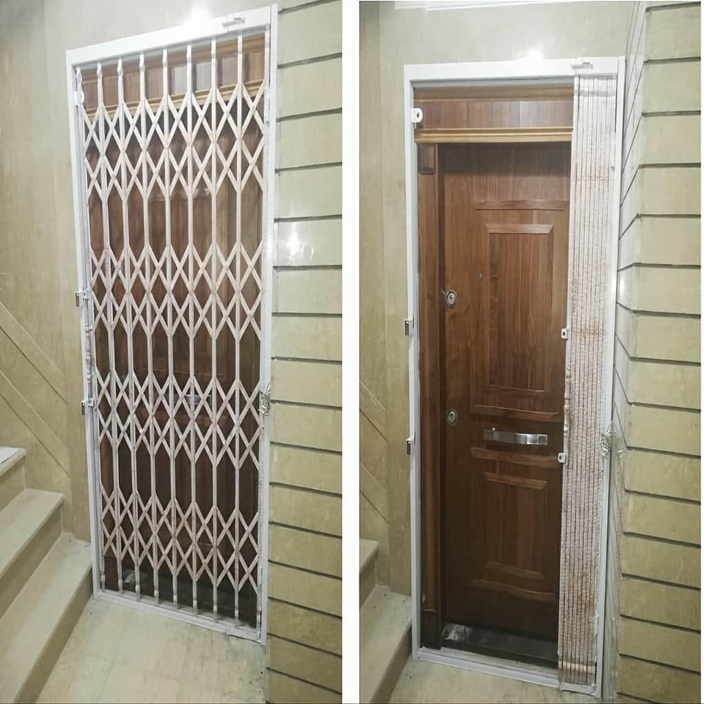 نصب درب آکاردئونی چهار گل لوزی پشت درب اصلی