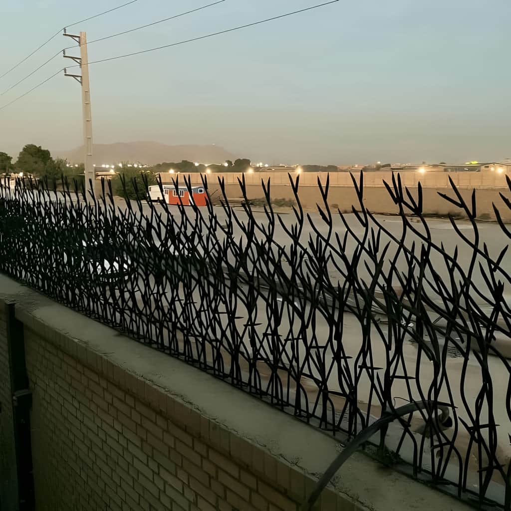 اجرای حفاظ دیوار بلند ضد سرقت با اتصالات محکم