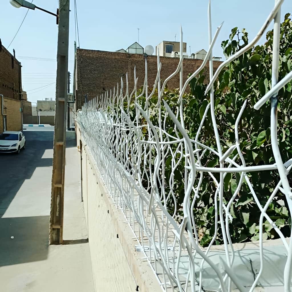 نصب حفاظ دیوار ضد سرقت میلگردی روی دیوار سنگی