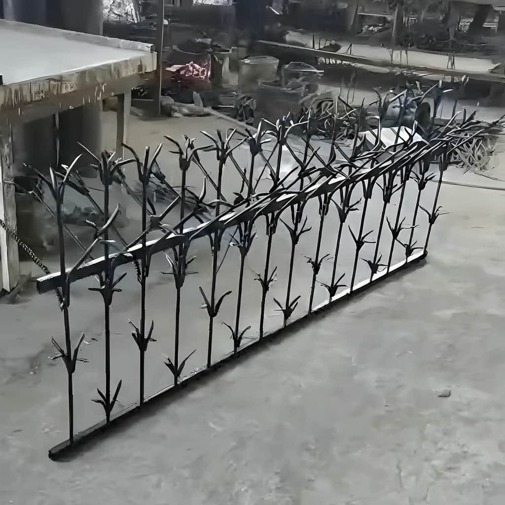 نصب حفاظ دیوار بلند ضد سرقت روی دیوار سنگی