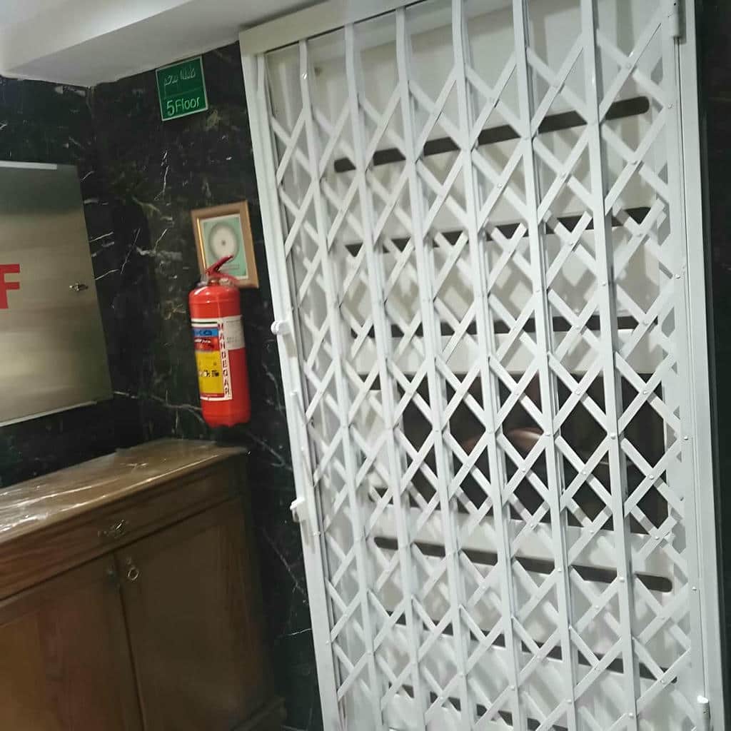 درب آکاردئونی سه گل برای آپارتمان با ظاهر ساده و ایمن