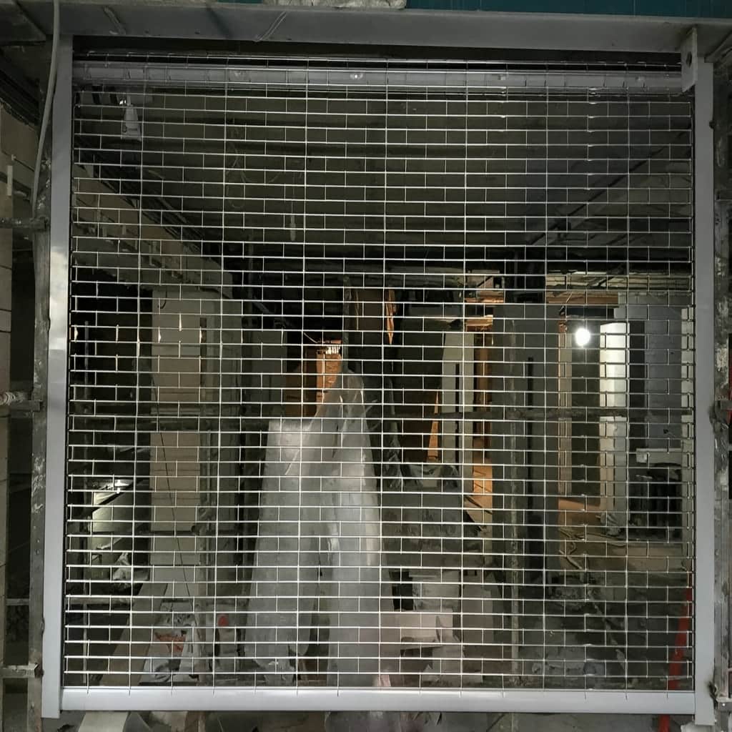 نصب کرکره برقی ضد سرقت فروشگاهی با ریل تقویت‌شده