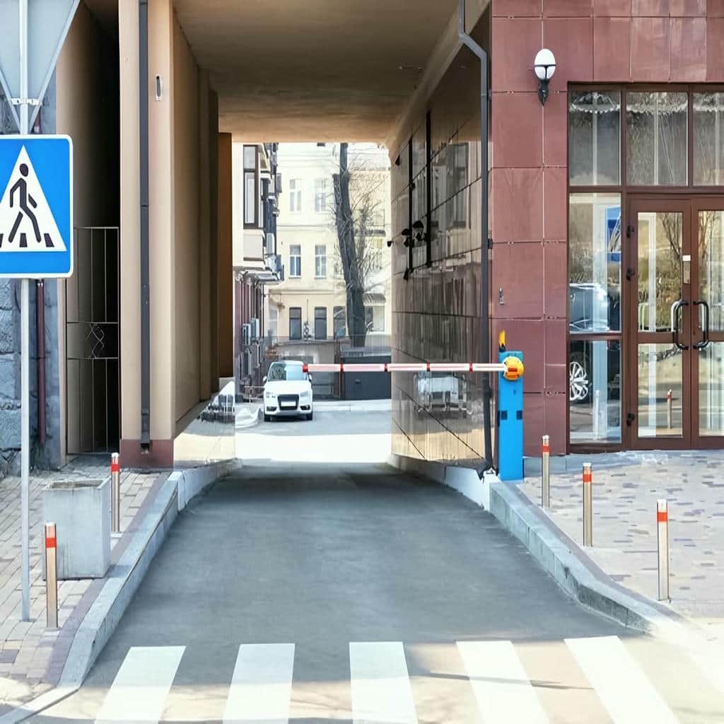 راهبند پارکینگ بازویی با نصب تمیز کنار اتاق نگهبانی