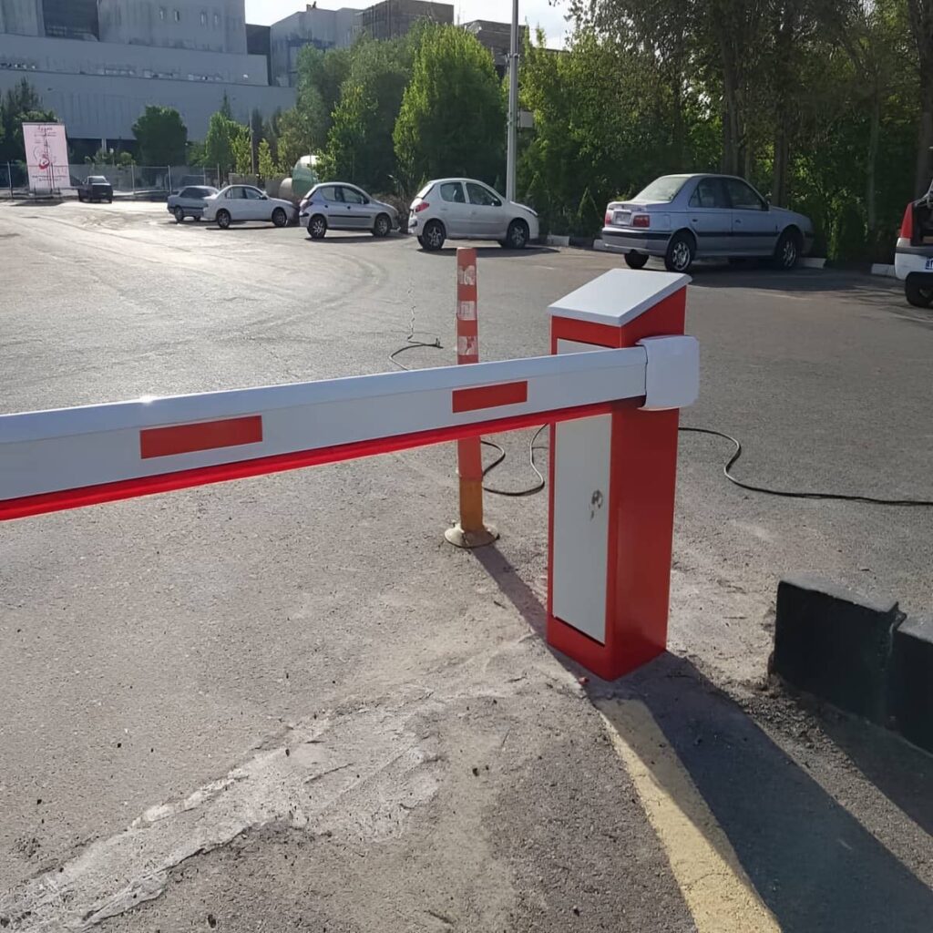 راهبند نگهبانی اتاق کنترل با چشم ایمنی کنار مسیر