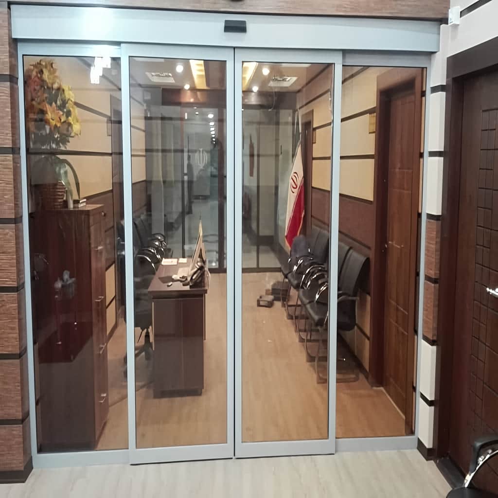 درب اتوماتیک شیشه ای اداری کارتخوان با کنترل تردد پرسنلی