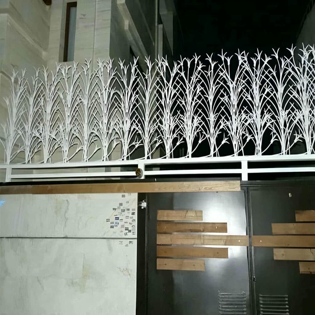 نصب حفاظ لیلیوم دیوار لوکس ویلا روی دیوار سنگی