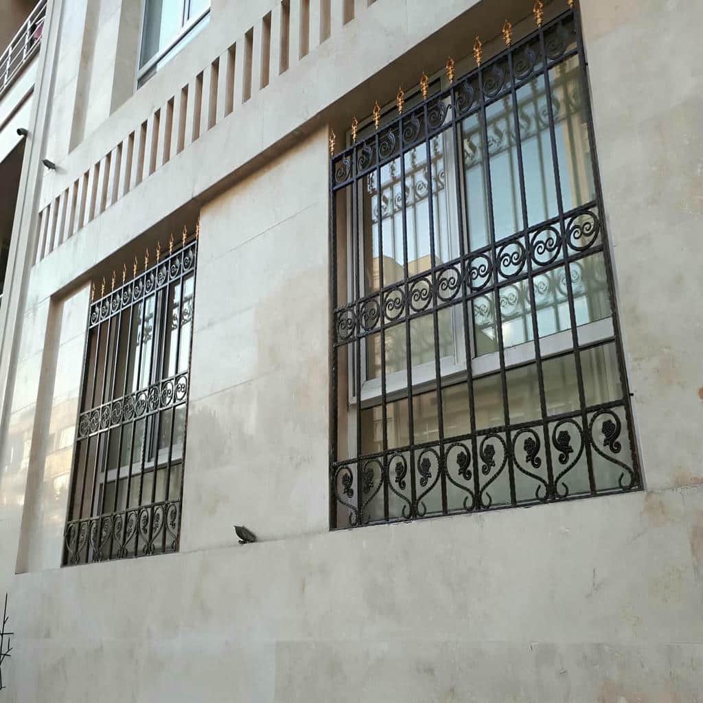 قیمت حفاظ پنجره فرفورژه گل نرده وابسته به طرح سفارش