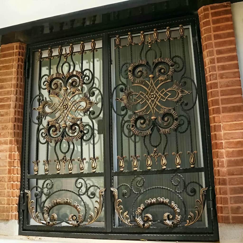 نرده پنجره فرفورژه گل دار با گل نرده ظریف