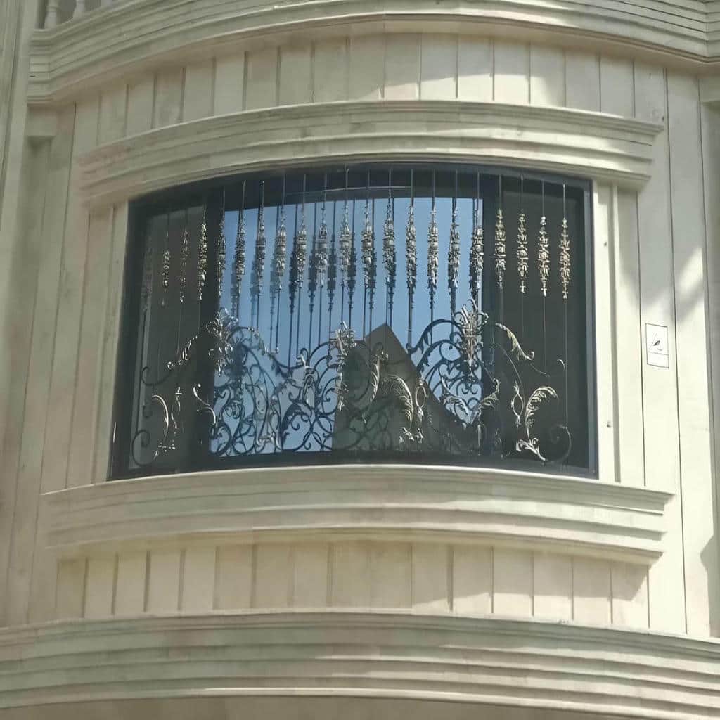 اجرای حفاظ پنجره فرفورژه گل نرده برای نمای ساختمان