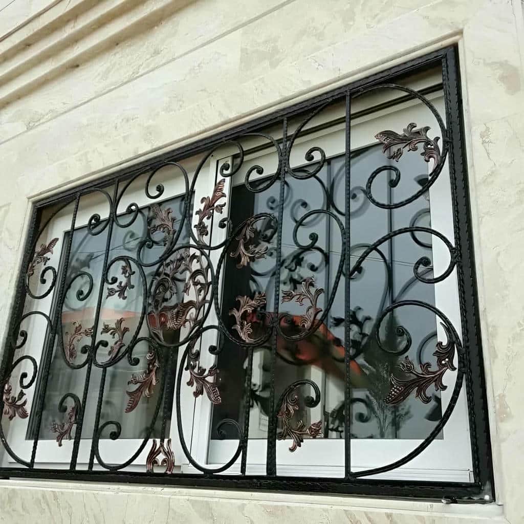 نصب حفاظ پنجره فرفورژه گل نرده با طرح کلاسیک