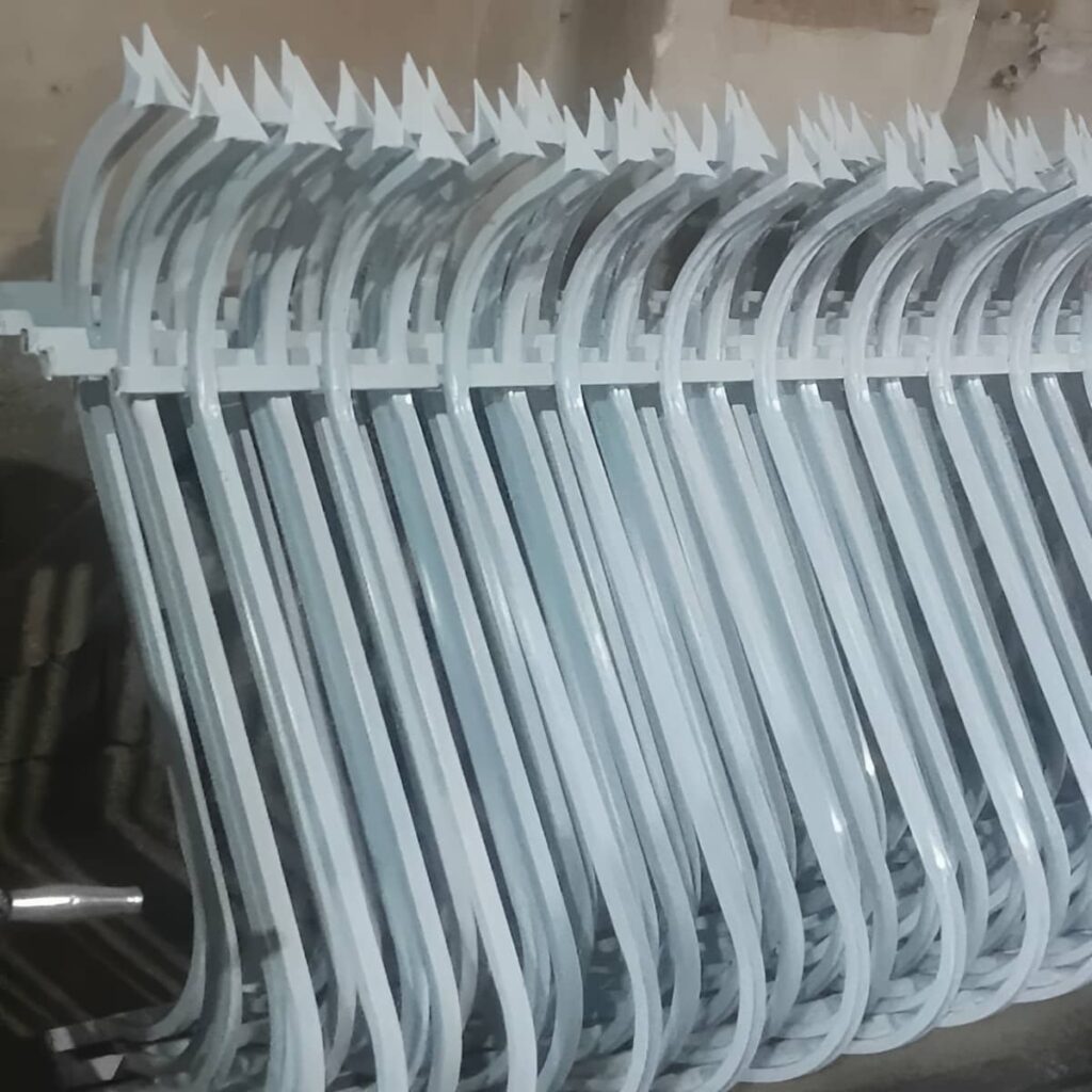 سفارش حفاظ دیوار ویلایی مدرن طرح نیزه برای نمای اصلی