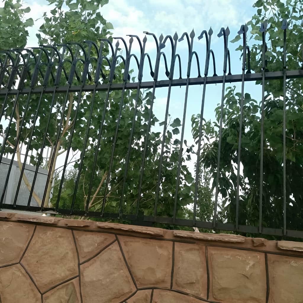 نصب حفاظ سرنیزه ای دیوار حیاط روی دیوار سنگی