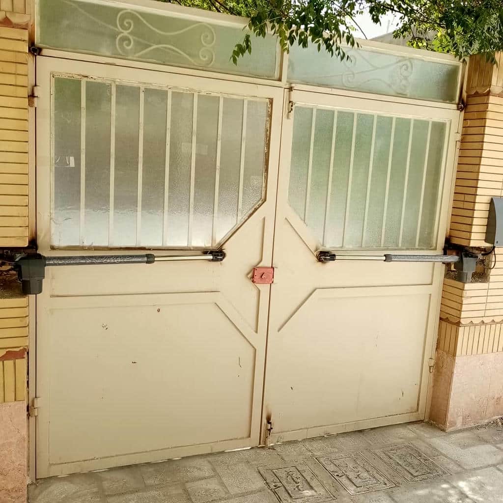 درب حیاط کشویی ریل زمینی با چرخ فلزی برای اجرای روان