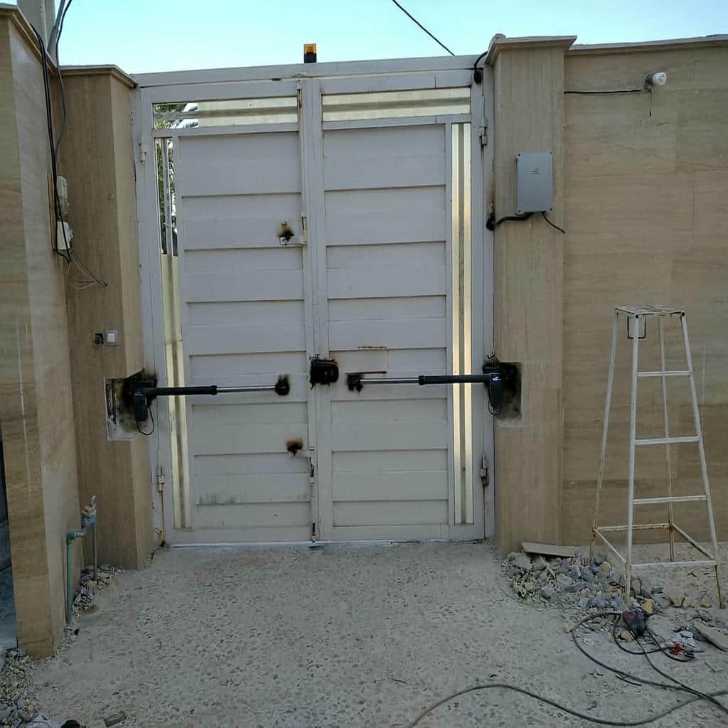 درب پارکینگ کشویی محوطه لوور برای کنترل دید محوطه