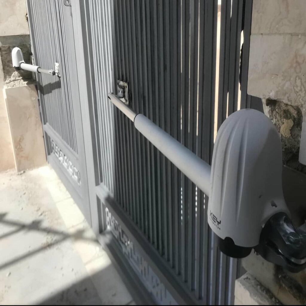 درب ویلایی ریلی برای اجرای ورودی ماشین رو باغ