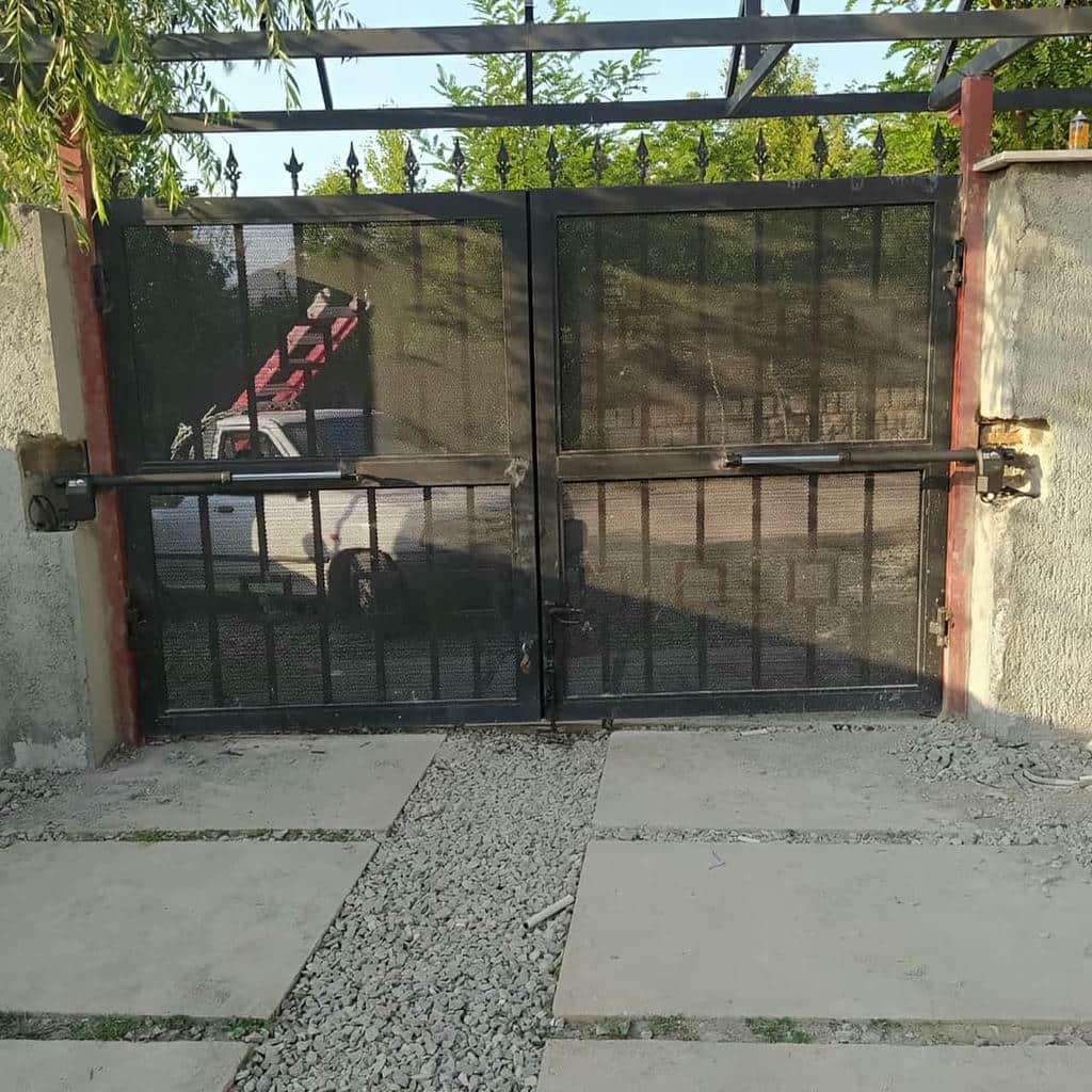اجرای موتور جک پارکینگی بازویی برای درب دو لنگه