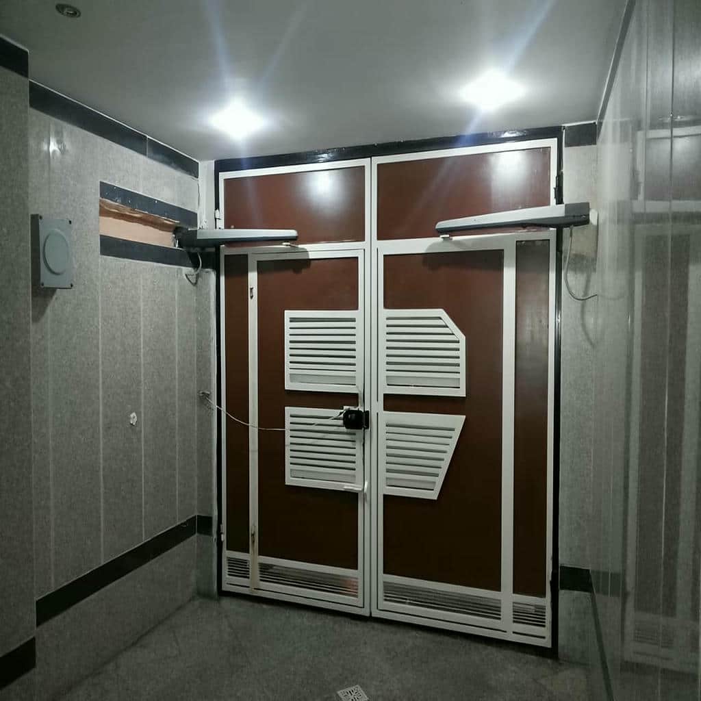 نصب درب پارکینگ کشویی محوطه با چرخ مقاوم و مسیر تراز