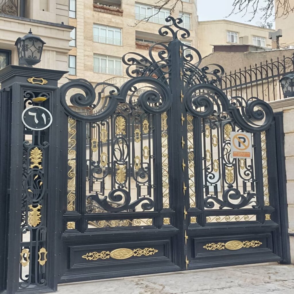 نصب درب باغی ویلایی فرفورژه با چهارچوب تراز و لولای مقاوم
