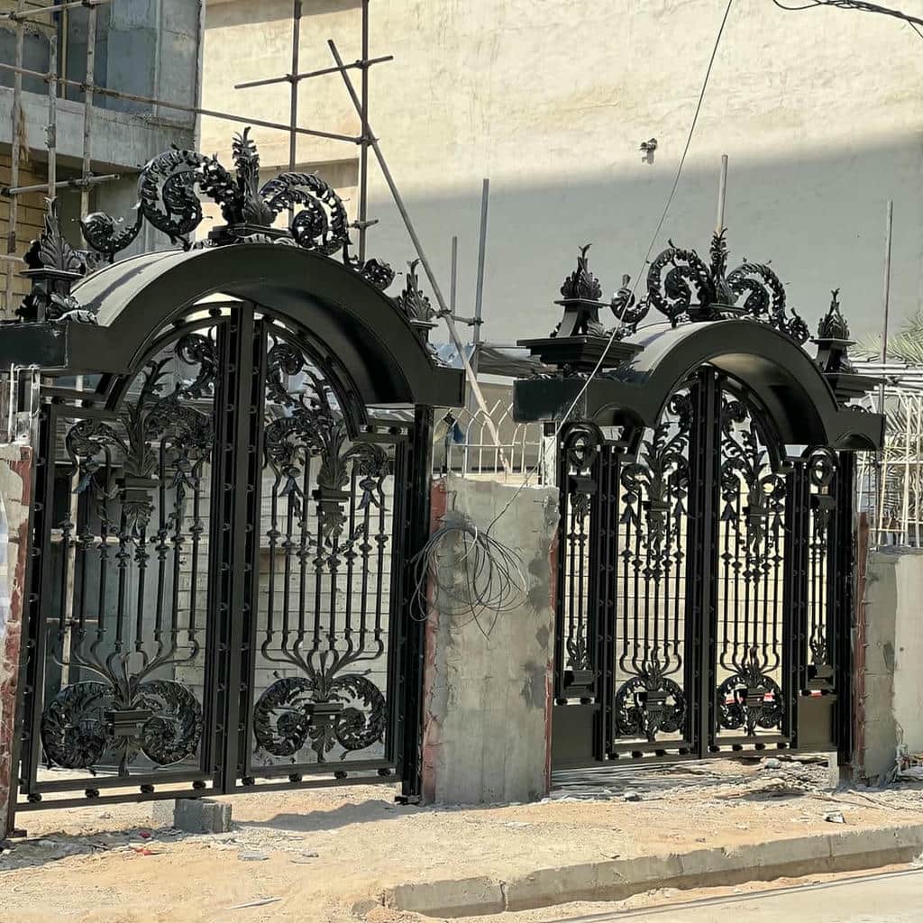 درب پارکینگ آهنی ساده قاب دار مستطیلی مناسب نصب در پارکینگ