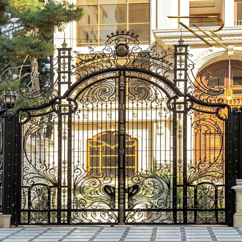 درب حیاط فرفورژه نمای رومی با نصب استاندارد لولا