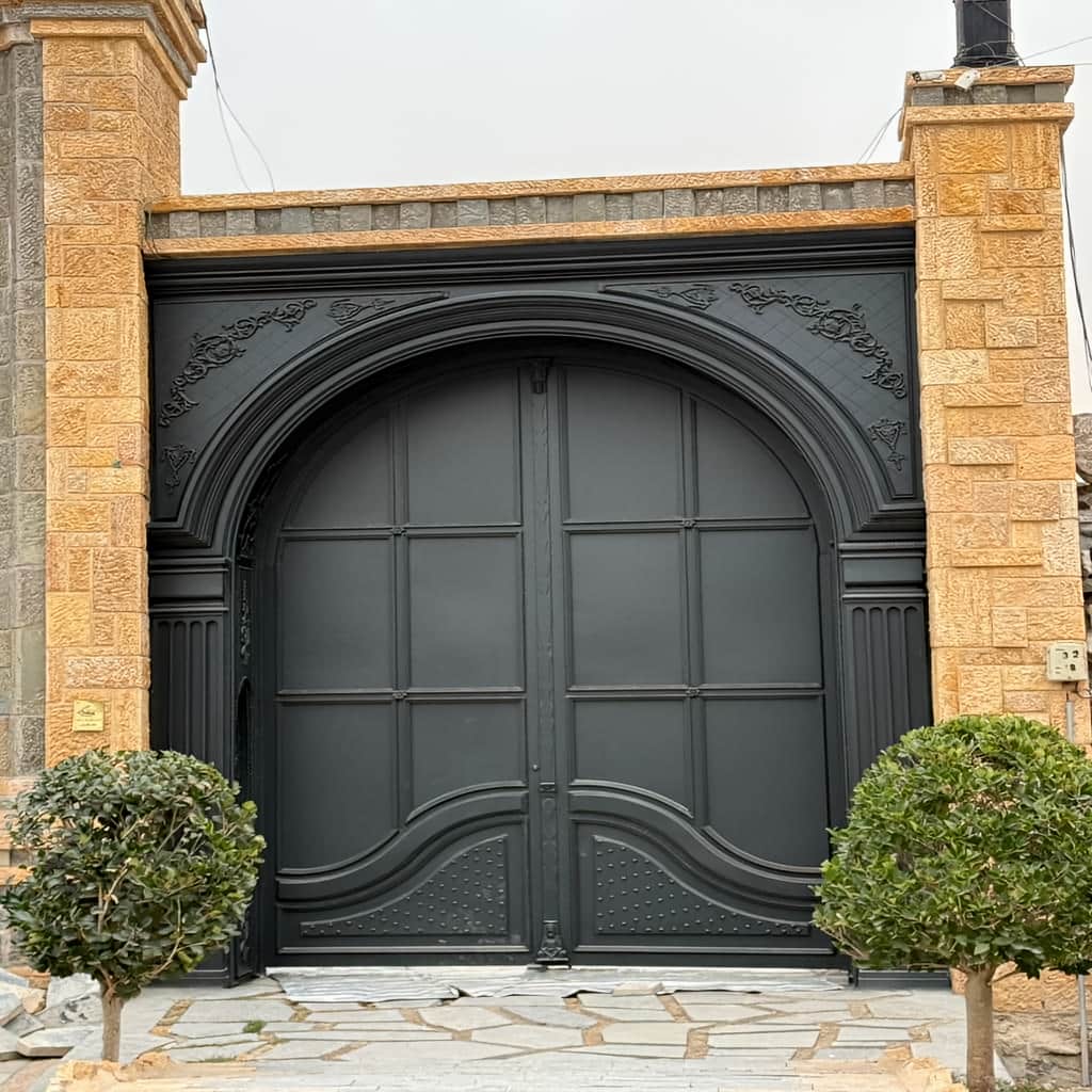 سفارش درب آهنی حیاط طرح مدرن با مدل خطی