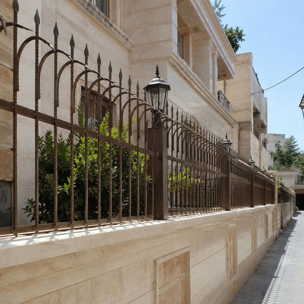 اجرای حفاظ دیوار ویلا نمای سنگی با اتصالات محکم