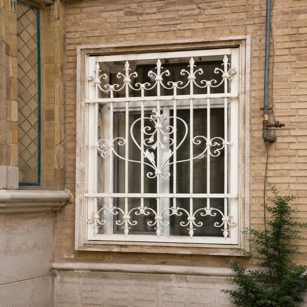 اجرای حفاظ پنجره سفید طلایی نمای سنگ با پروفیل مقاوم