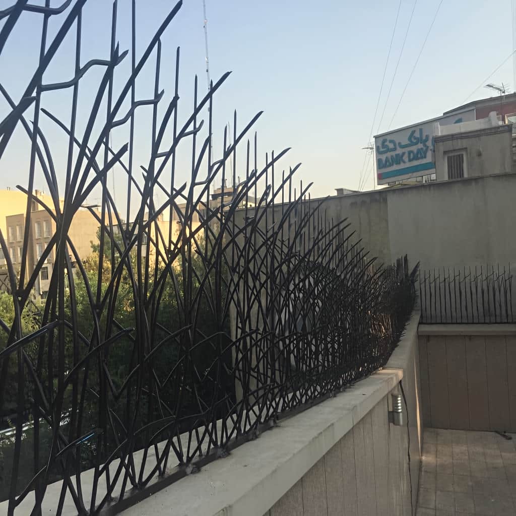 نرده بالای دیوار