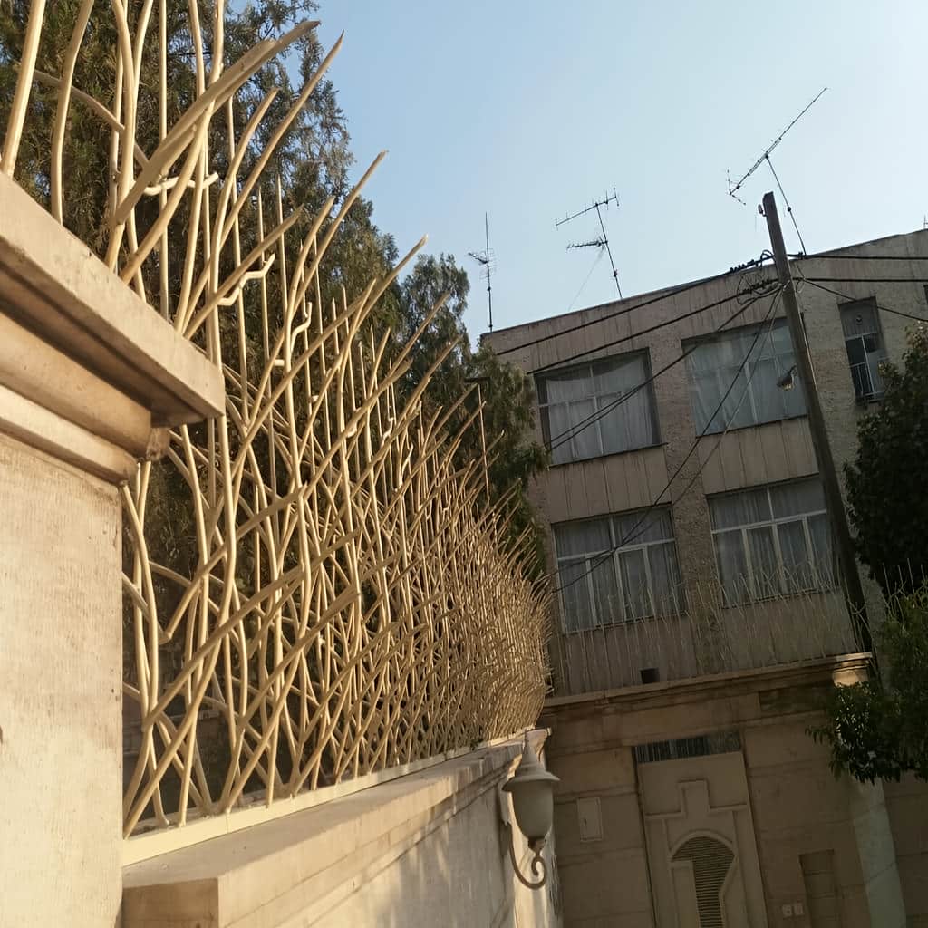 حفاظ نرده آهنی بالای دیوار