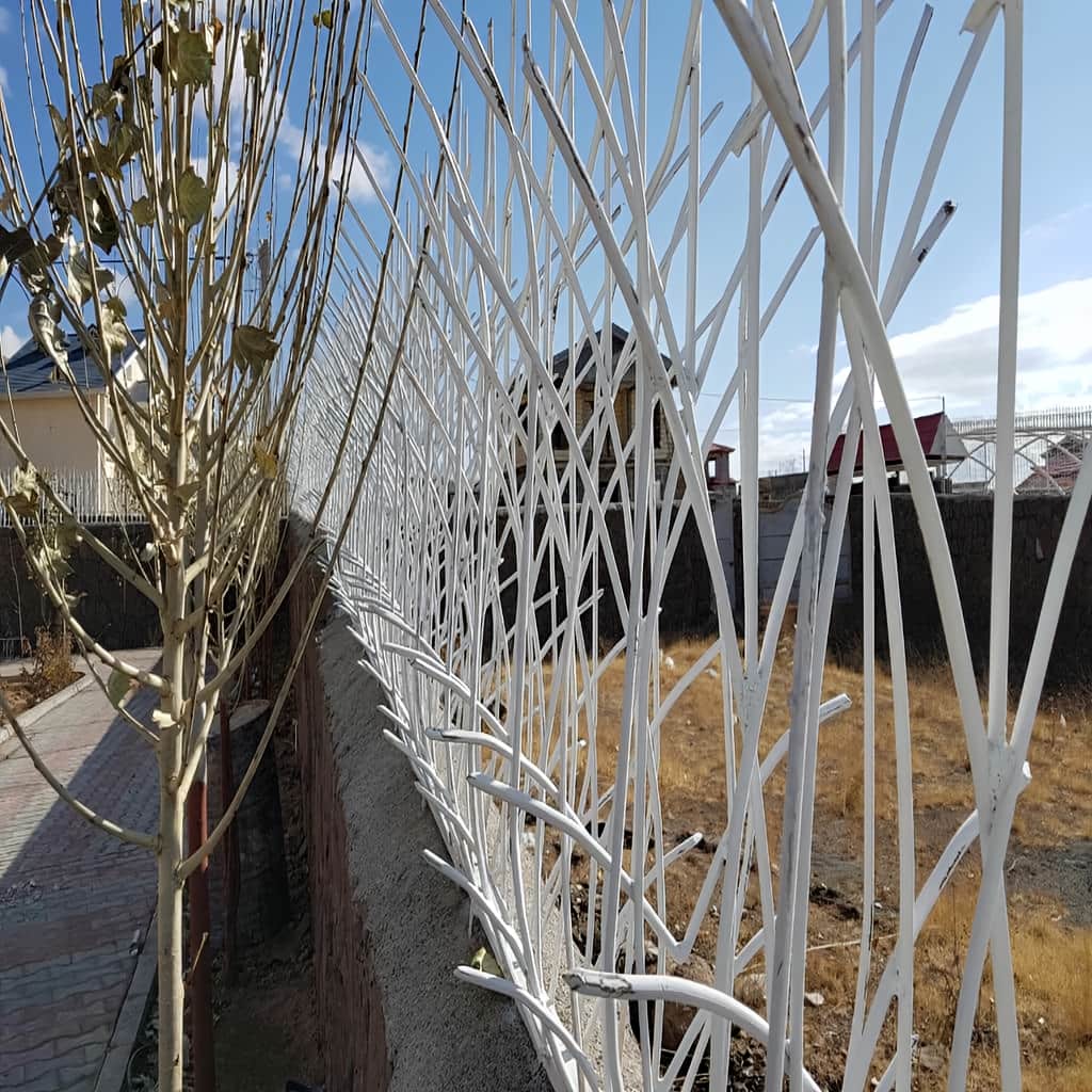 نرده حفاظ روی دیوار در فردیس