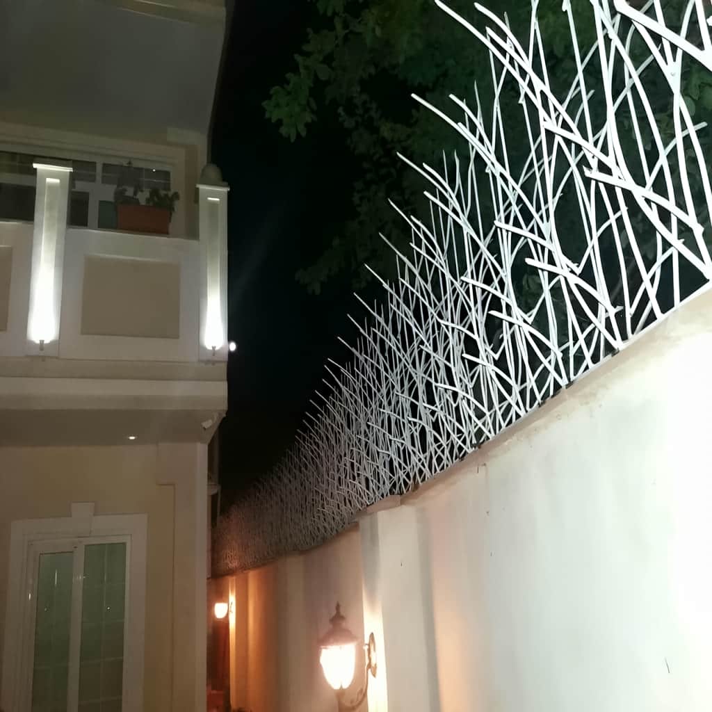 نرده حفاظ روی دیوار
