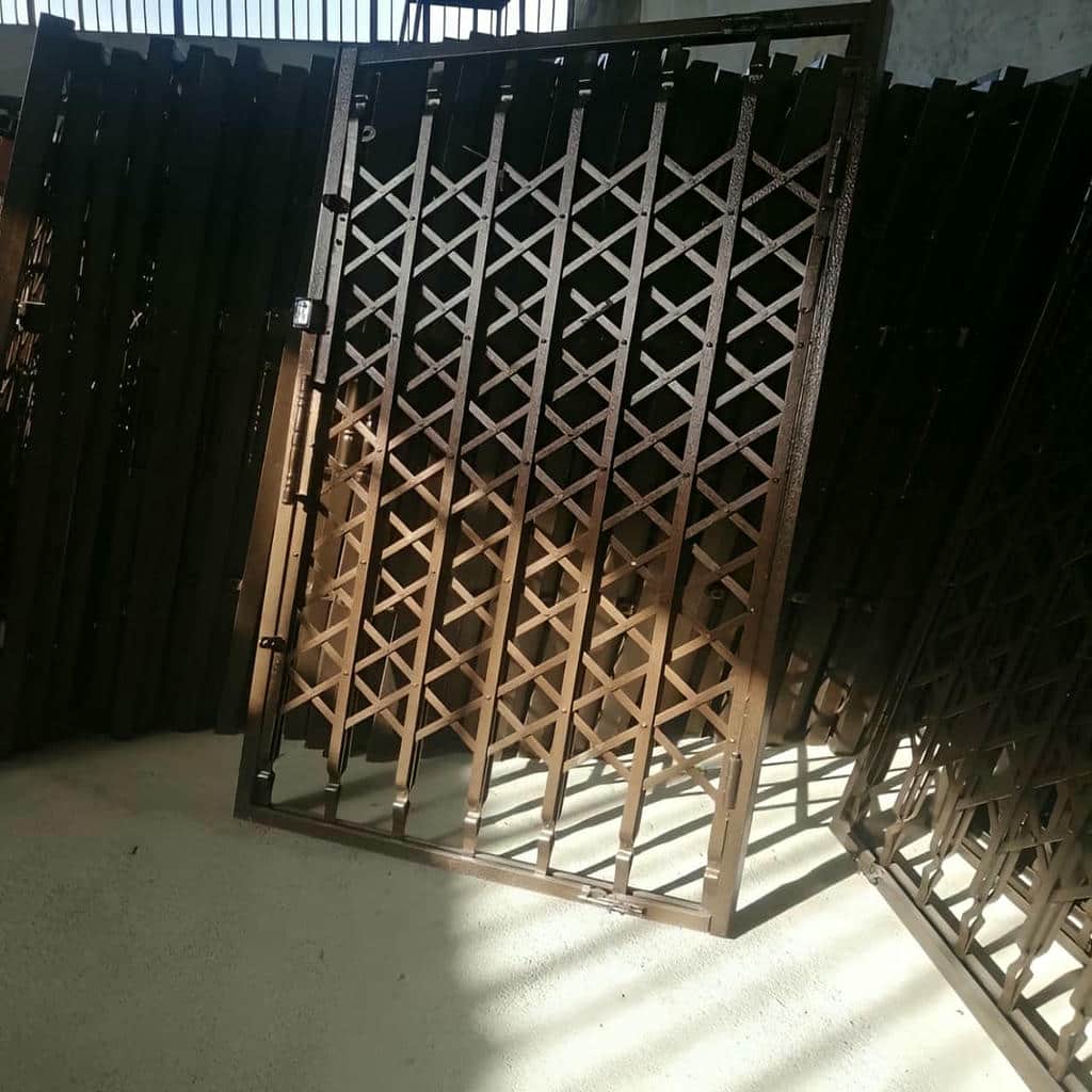 حفاظ آهنی درب منزل