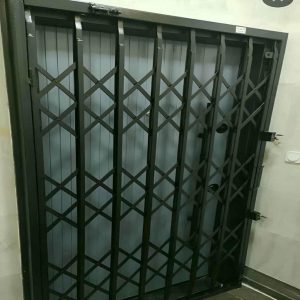 حفاظ آهنی پشت درب آپارتمان