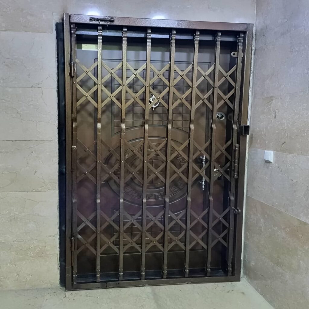 کاربرد حفاظ آکاردئونی فولادی پشت درب - تصویر 2