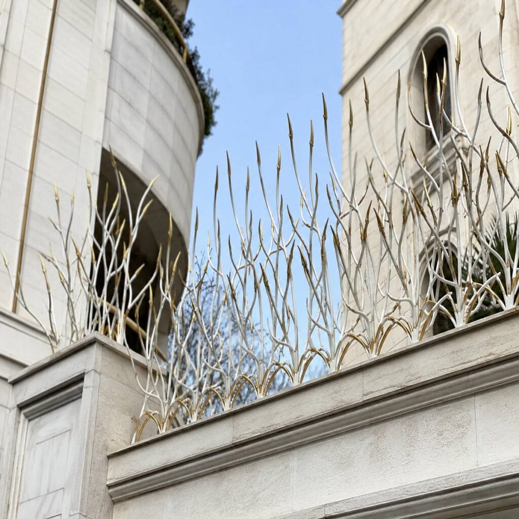 گارد محافظتی شاخ گوزنی بالای دیوار خانه